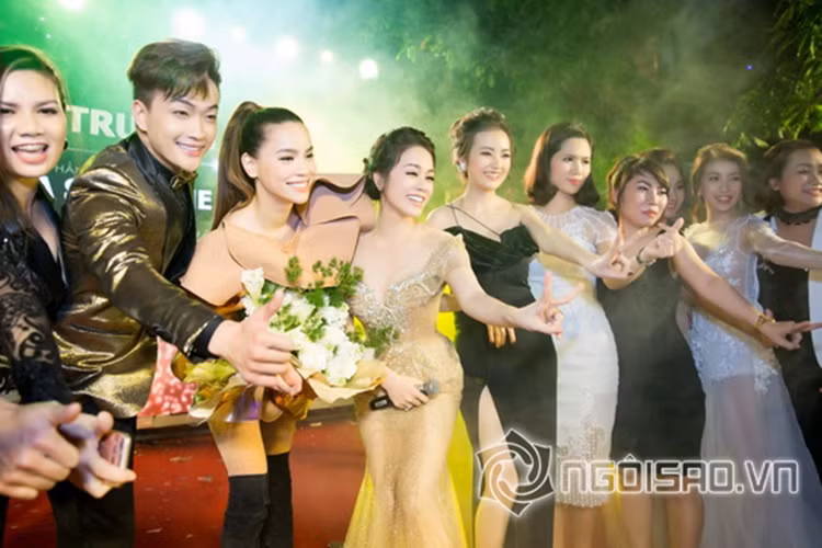 Dàn nghệ sĩ chụp hình lưu niệm trước đám đông quan khách.