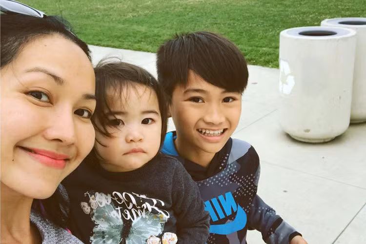 Kim Hiền nở nụ cười hạnh phúc bên cậu con trai và cô con gái cưng.