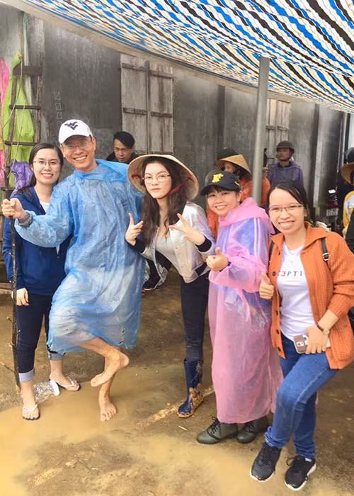 Lý Nhã Kỳ mặc giản dị trong chuyến từ thiện ở Đắk Lắk là một trong những tin tức sao Việt trong ngày 20/1.