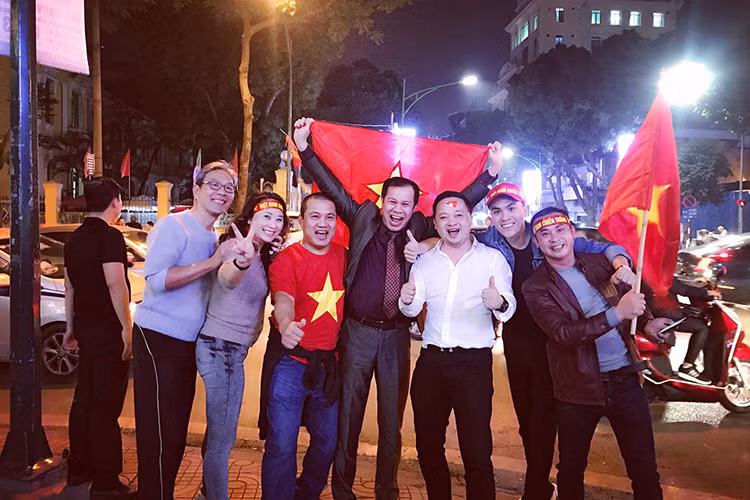 MC Thái Dũng (thứ 2 bên phải) giản dị xuống đường hò reo cùng người hâm mộ bóng đá Việt Nam.