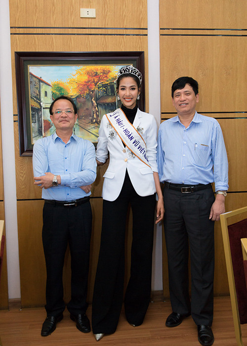 Hoàng Thùy cũng vừa gặp gỡ lãnh đạo tỉnh Thanh Hóa và Hội phụ nữ tỉnh Thanh Hóa vào buổi chiều cùng ngày 25/1.