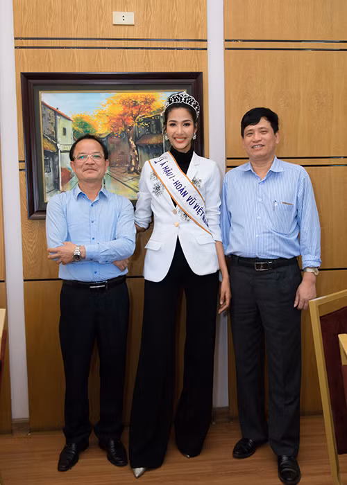 Hoàng Thùy cũng vừa gặp gỡ lãnh đạo tỉnh Thanh Hóa và Hội phụ nữ tỉnh Thanh Hóa vào buổi chiều cùng ngày 25/1.