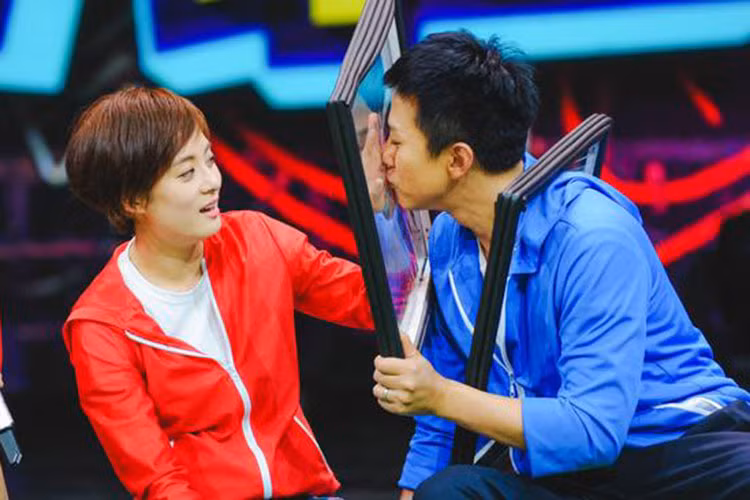 Đặng Siêu luôn giúp Tôn Lệ chăm sóc con cái và dành cho vợ những lời nói ngọt ngào khiến fans ghen tỵ.