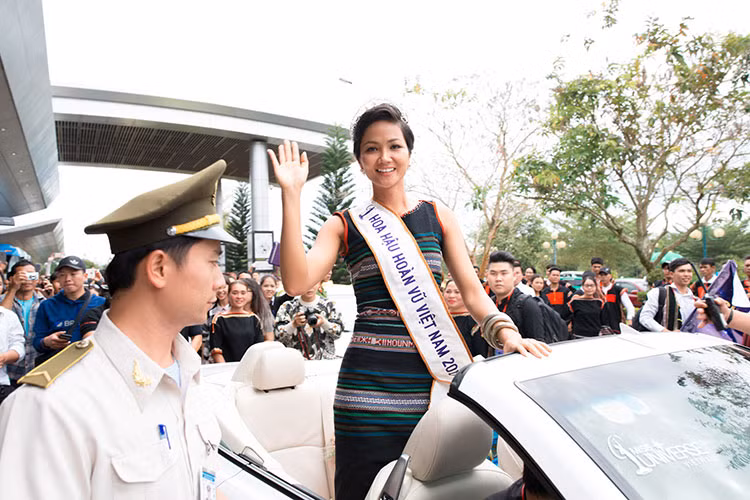 Sáng ngày 22/1, Hoa hậu Hoàn vũ Việt Nam H'Hen Niê đáp chuyến bay về Đắk Lắk.