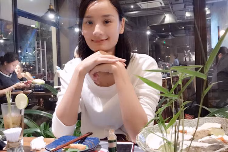 Đỗ An dành lời ngọt ngào cho Lê Thúy: “Vợ này! Anh cảm ơn vợ vì sau ba năm và tất cả những sóng gió, em vẫn ở đây bên anh. Cuộc sống của chúng ta, không dễ dàng như mọi người vẫn nghĩ. Nhưng với em, anh đã thấy nó dễ hơn rất nhiều! Cảm ơn em, vì đã luôn đem cho anh cảm giác bình yên, mà chỉ có em mới biết làm cách nào để có. Để trong những lúc sóng lớn, anh vẫn có thể dừng và trở về. Anh cảm ơn vợ vì tối nay, không son phấn, chỉ mặt mộc, áo thun. Anh gặp lại cô gái chân chất, mộc mạc của 3 năm về trước, mà anh đã yêu, từ những lần gặp đầu tiên. Anh yêu em, vợ nhé”.