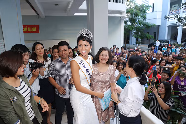 Đông đảo các thầy cô chào đón H’Hen Niê rất nồng nhiệt.