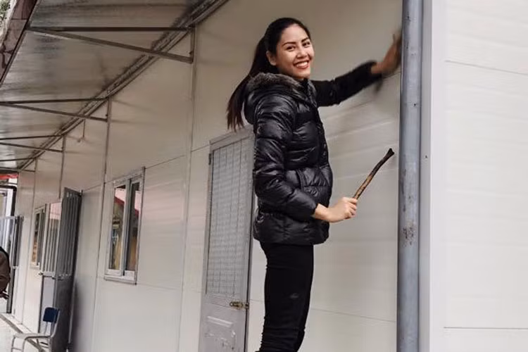 Người đẹp Nguyễn Thị Loan tươi tắn trong chuyến từ thiện ở Thanh Hóa.