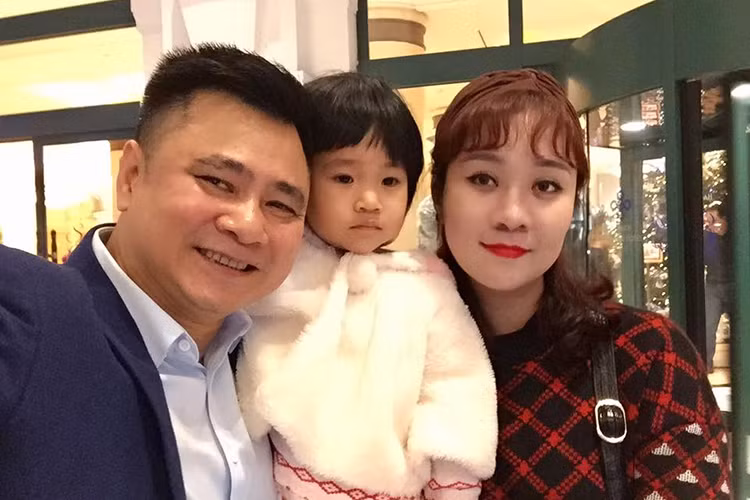 Vợ chồng Tự Long hạnh phúc bên cô con gái xinh xắn.