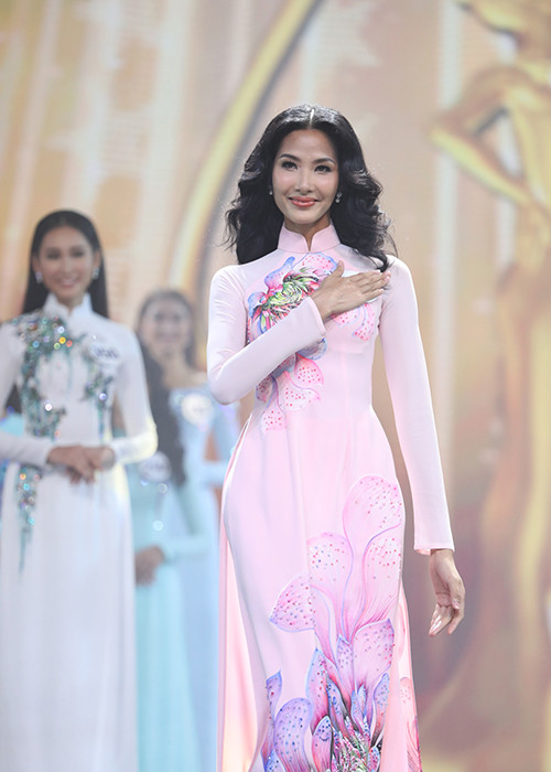 Không ít fans bày tỏ sự tiếc nuối khi Hoàng Thùy đoạt ngôi á hậu, vuột mất chiếc vương miện Hoa hậu Hoàn vũ Việt Nam 2017. Ảnh: BTC