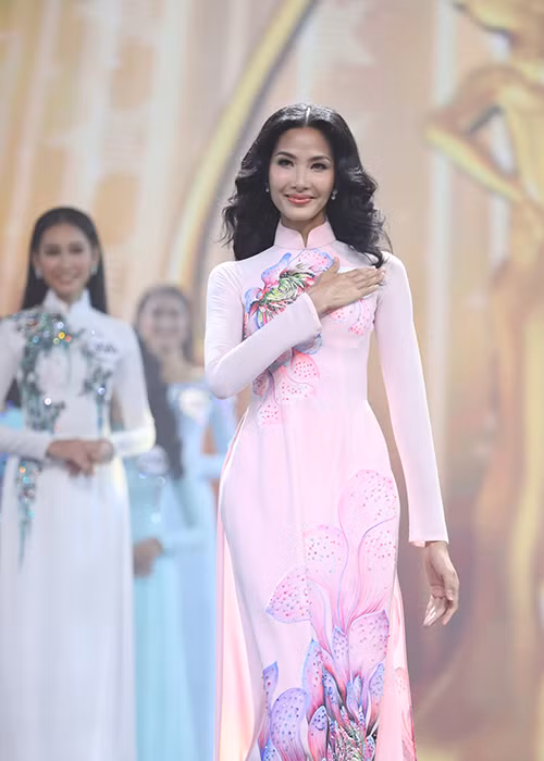 Không ít fans bày tỏ sự tiếc nuối khi Hoàng Thùy đoạt ngôi á hậu, vuột mất chiếc vương miện Hoa hậu Hoàn vũ Việt Nam 2017. Ảnh: BTC