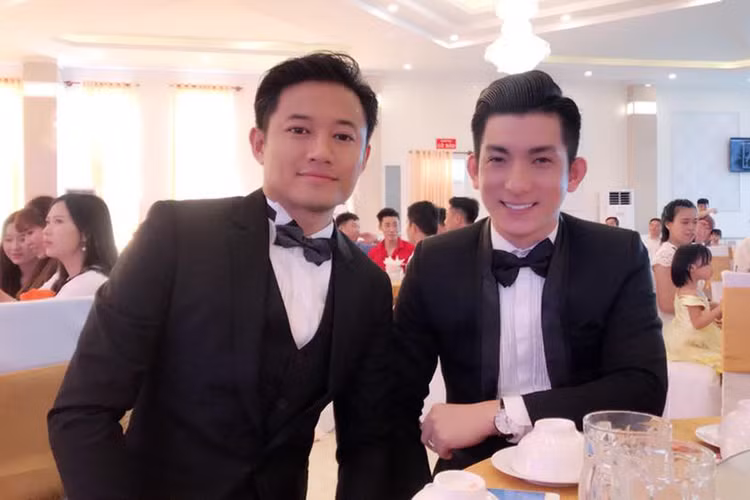 Chồng cũ của Phi Thanh Vân chụp ảnh kỷ niệm cùng diễn viên Quý Bình khi cùng đi dự đám cưới của Lâm Khánh Chi.