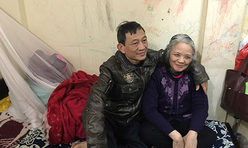 Bà Quyên tâm sự: "40 năm làm vợ chồng, ông ấy chưa bao giờ nặng lời hay to tiếng với tôi". Ảnh: Lê Thúy