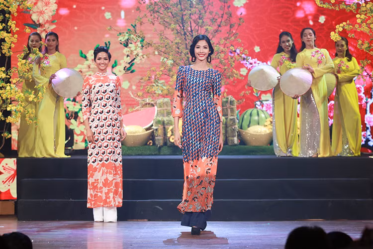 Á hậu 1 cuộc thi Hoa hậu Hoàn vũ Việt Nam 2017 Hoàng Thùy cũng tham gia chương trình Tình xuân.