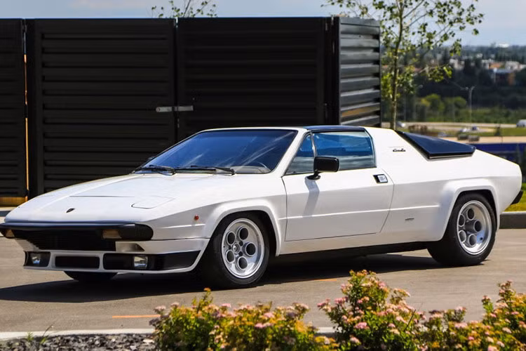 Lamborghini Silhouette: Lamborghini Silhouette được xem là hậu duệ của Urraco khi sử dụng lại động cơ 3.0 V8, tuy nhiên lại không phải là xe "giá rẻ'' như Urraco khi chỉ có 54 chiếc được tạo ra. Trong số đó, chỉ có 31 chiếc được bán ra thị trường. Silhouette cũng là mẫu xe nền tảng để Lamborghini phát triển thiết kế xe 2 cửa, 2 chỗ ngồi đặc trưng như hiện nay. Ảnh: Mecum Auctions