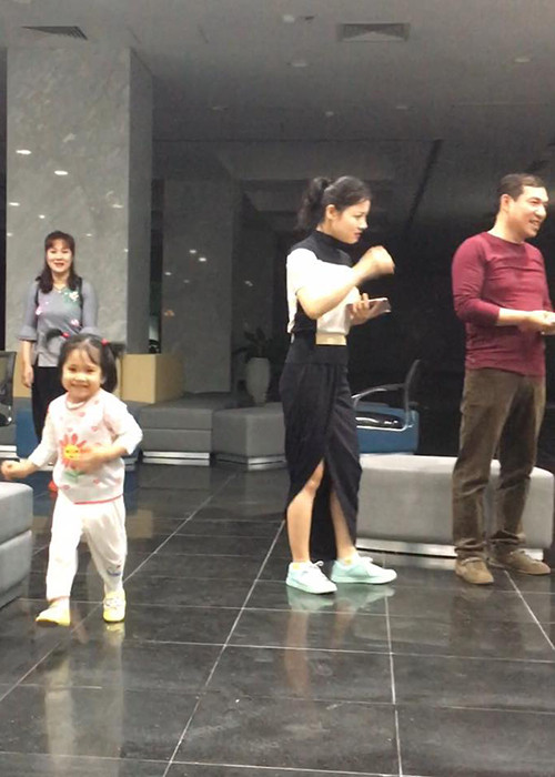 Bé Táo - con gái của Tự Long đã đến nơi bố tập luyện Táo quân 2018.