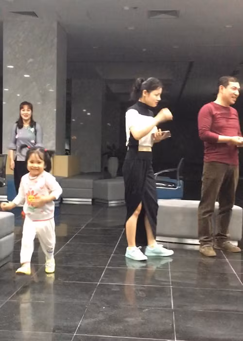 Bé Táo - con gái của Tự Long đã đến nơi bố tập luyện Táo quân 2018.