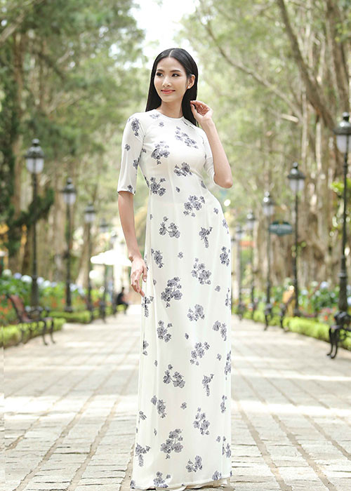 Hình ảnh Hoàng Thùy trở nên nữ tính hơn khi diện áo dài tại cuộc thi Hoa hậu Hoàn vũ Việt Nam 2017.