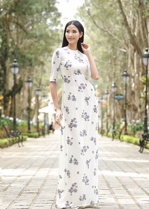 Hình ảnh Hoàng Thùy trở nên nữ tính hơn khi diện áo dài tại cuộc thi Hoa hậu Hoàn vũ Việt Nam 2017.