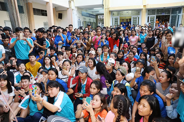 Chính tại ngôi trường này, H’Hen Niê đã được tiếp xúc với rất nhiều bạn trẻ người dân tộc từ khắp nơi trên đất nước.