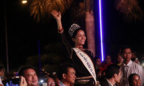 Hoa hậu hạnh phúc trong ngày về thăm quê nhà.