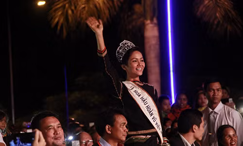 Hoa hậu hạnh phúc trong ngày về thăm quê nhà.