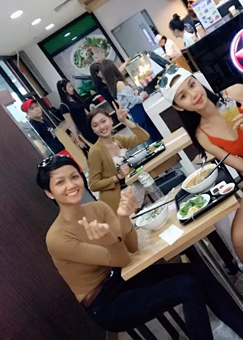 H’hen Niê là cô gái rất thân thiện. Trong ảnh, cô vui vẻ đi ăn cùng Lê Thu Trang và Nguyễn Thị Ngọc Nữ. Ảnh: FBNV