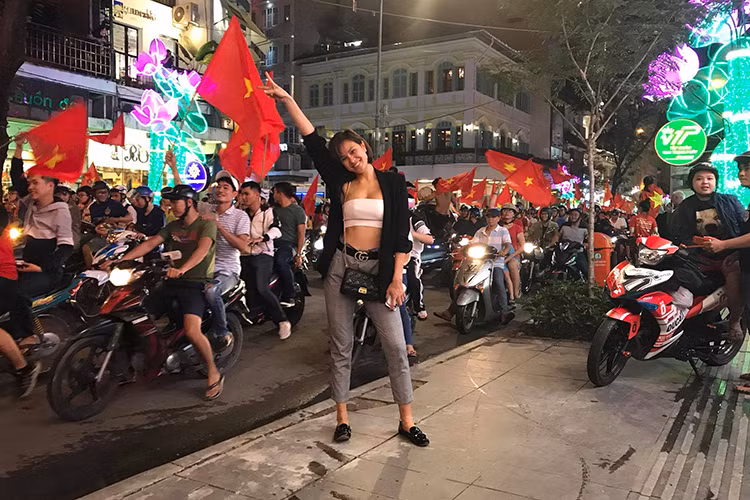 MC Phương Mai cũng hào hứng hòa vào dòng người đi bão mừng U23 Việt Nam.