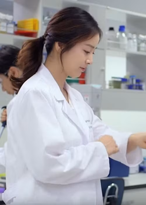 Lúc mang bầu, Kim Tae Hee vẫn chăm chỉ đóng quảng cáo. Trong ảnh, nữ diễn viên phim “Chuyện tình Harvard” quay quảng cáo mỹ phẩm. Ảnh: Zing