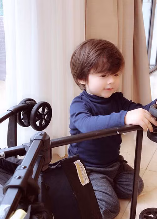 Elly Trần chia sẻ về con trai: “Hôm nay anh sửa xe nôi, mai này anh sửa tên lửa. Hehe. Mãi mãi trong anh một tình yêu với kỹ thuật và công nghệ”.