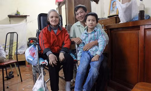 Vợ chồng ông Thọ chụp ảnh cùng cháu trai. Ảnh: Lê Thúy