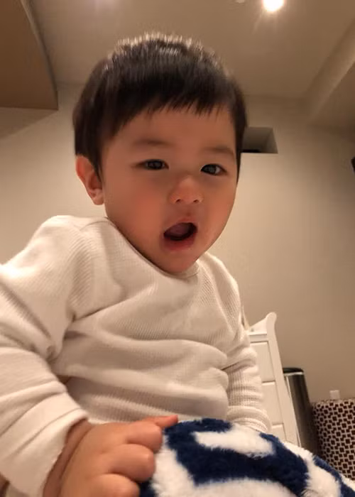 Con trai của Đan Trường biểu cảm đáng yêu.