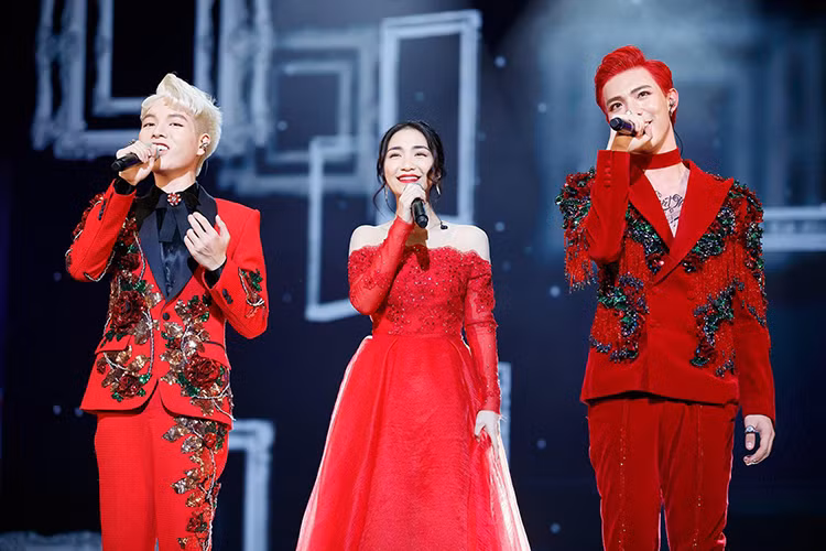 Hình ảnh Đức Phúc biểu diễn cùng Hòa Minzy và Erik tại lễ trao giải MAMA 2017 ở Việt Nam. Ảnh: FBNV