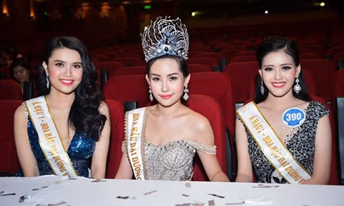 Ngân Anh (giữa) bên 2 á hậu cuộc thi Hoa hậu Đại dương 2017. Ảnh: Saostar