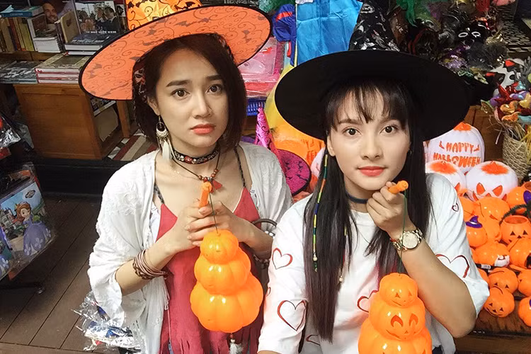 Bảo Thanh tâm sự về Nhã Phương: “Sau bao tháng ngày đi quay với nó. Làm việc chung và chứng kiến cái sự tất bật chạy show của nó. Đang tự hỏi nó lấy sức mạnh ở đâu ra mà khỏe dữ. Quay ngày quay đêm mà vẫn khóc lóc dữ thần luôn. Quay phân đoạn đùa giỡn với nó mà nó chống cự khỏe như gì”.