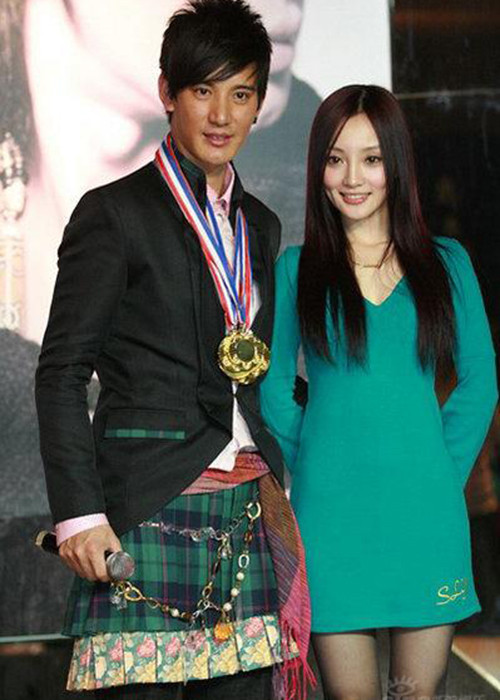 Bồ Ba Giáp cũng từng là người tình tin đồn của Lý Tiểu Lộ. Cả hai vướng nghi vấn hẹn hò sau lộ ảnh du lịch ở Singapore. Ảnh: Sina