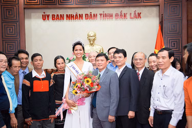 Uỷ ban nhân dân tỉnh Đắk Lắk đã quyết định tuyên dương và trao tặng bằng khen cùng tiền mặt 30 triệu đồng để chúc mừng Hoa hậu H'Hen Niê.