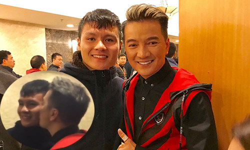 Đàm Vĩnh Hưng hôn má Quang Hải. Ảnh: FBNV