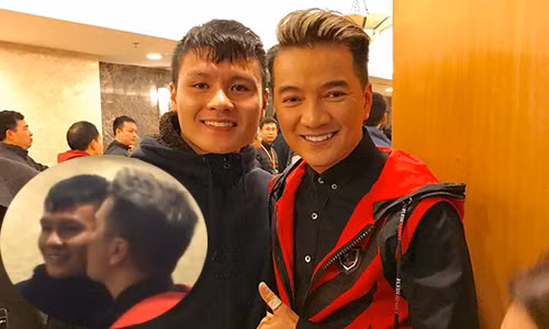 Đàm Vĩnh Hưng hôn má Quang Hải. Ảnh: FBNV