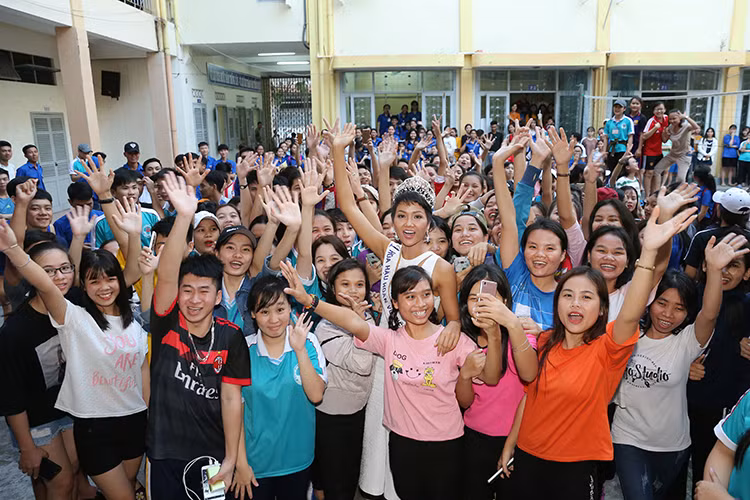 Nhiều năm sau, trở về trường xưa với vai trò là tân Hoa hậu Hoàn vũ Việt Nam, H’Hen Niê được đông đảo thầy cô và các em học sinh chào đón nồng nhiệt.