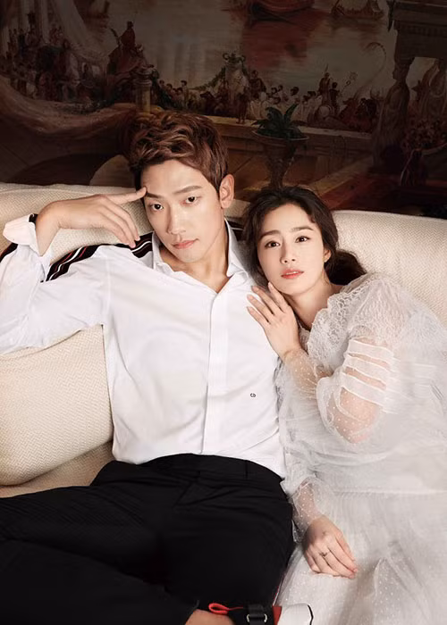 Kim Tae Hee và Bi Rain nảy sinh tình cảm khi quay chung quảng cáo. Nam diễn viên đã chủ động theo đuổi mỹ nhân hơn anh 3 tuổi.