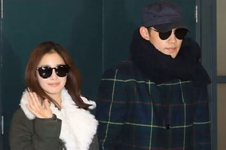 Sau hôn lễ, cặp vợ chồng quyền lực nhất nhì của làng giải trí xứ Hàn đi nghỉ tuần trăng mật ở trời Tây.