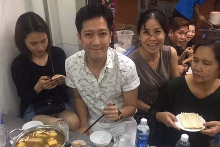 Trường Giang phủ nhận chia tay Nhã Phương. Sau đó, cặp đôi bị bắt gặp đi ăn cùng nhau. Tuy nhiên, Nhã Phương tỏ ra nhăn nhó, khó chịu. Ảnh: Zing