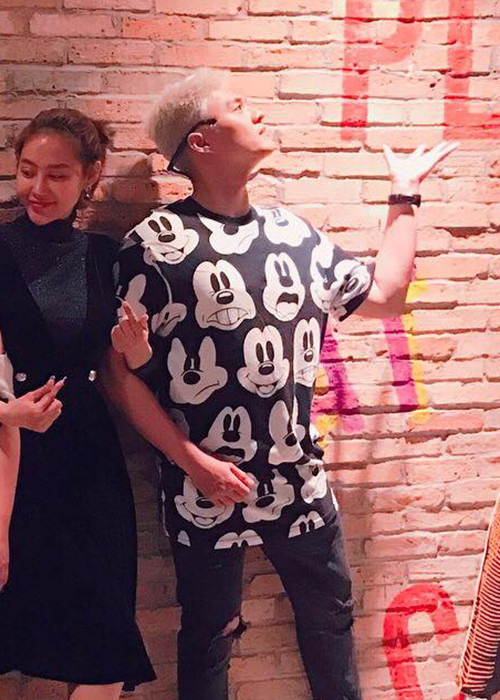 Nữ người mẫu sinh năm 1990 vui vẻ khoác tay bạn trai vũ công khi cùng đi chơi với bạn bè thân thiết.