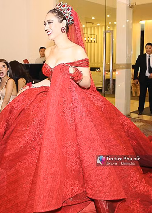 Lâm Khánh Chi còn diện bộ đầm tông đỏ và đội vương miện như công chúa. Ảnh: Khám phá