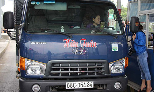 Các tài xế phản ứng tại BOT T2 vào chiều nay.