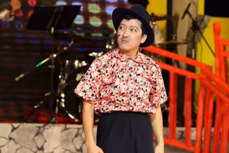 Một số khán giả khẳng định việc ném chai nước lên sân khấu hướng tới người lên tặng hoa chứ không phải Trường Giang. Ảnh: Báo giao thông