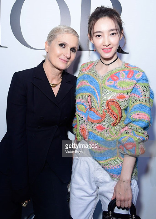 Vương Lệ Khôn cũng tham dự show diễn Dior Haute Couture xuân hè 2018. Cô diện chiếc áo len sặc sỡ màu sắc đi cùng quần jeans trắng và cầm túi xách tinh tế.