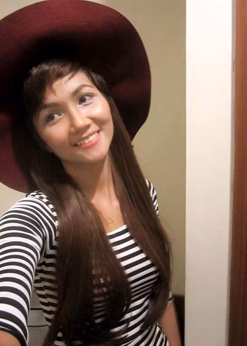 H'Hen Niê từng sở hữu mái tóc dài thướt tha, nữ tính. Ảnh: Fanpage nhân vật