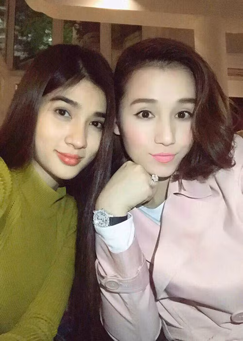 Lã Thanh Huyền tâm sự về tình bạn với Kim Tuyến: “Những ngày cuối cùng của năm, những ngày mùa đông Hà Nội lạnh lẽo, người tình Sài Gòn của tui ra thăm tui, gặp nhau ôm ấp hàn huyên cho nguôi nỗi nhớ rồi nàng lại vội vã bay về. Tình cảm của chúng tôi lạ lắm, hai đầu đất nước mà như không có khoảng cách, hơn cả tình bạn, hơn cả tình chị em, hơn cả tri kỷ. Yêu thương, lo lắng, dõi theo nhau từng bước ... Điều may mắn và hạnh phúc trong bao năm qua của tôi là bên mình luôn có những người bạn vĩnh cửu, tình bạn nào cũng dài cả thập kỷ mà vẫn nồng nàn sâu đậm. Mong cho nàng luôn hạnh phúc, rạng rỡ như nàng xứng đáng hưởng nó, mãi yêu”.