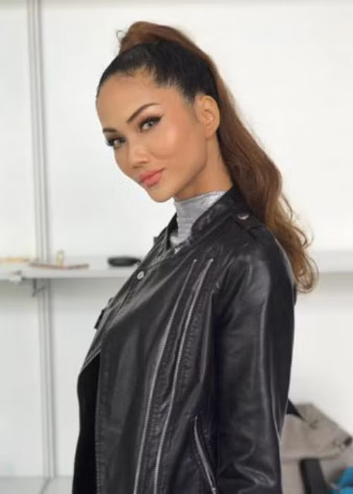 Người đẹp sinh năm 1992 xuất hiện với mái tóc dài được nhuộm vàng và ăn diện sành điệu. Ảnh: Infonet